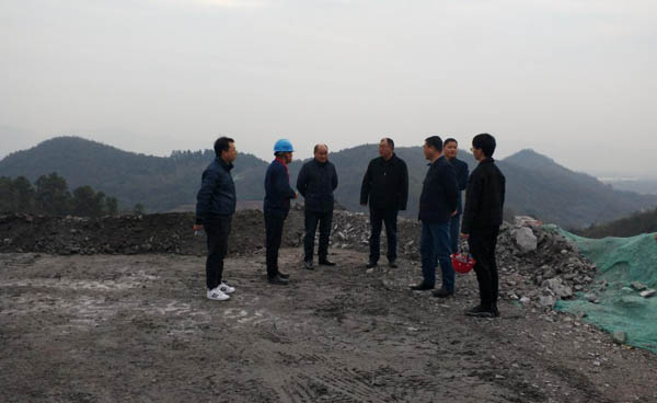 集團(tuán)公司黨委副書記、總經(jīng)理龔華東到矸石項目部視察 