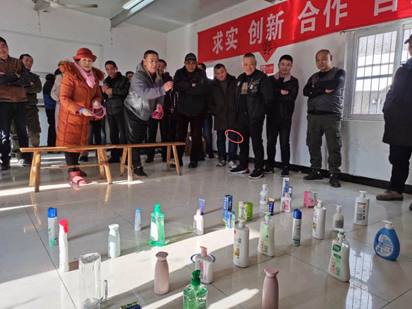 基層黨支部開展“慶元旦 迎新春”趣味套圈活動(dòng) 基層黨支部開展“慶元旦 迎新春”趣味套圈活動(dòng)