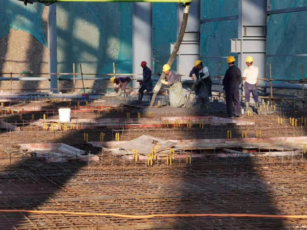 金磊項(xiàng)目篩分間4米平臺(tái)混凝土順利澆筑完成  金磊項(xiàng)目篩分間4米平臺(tái)混凝土順利澆筑完成