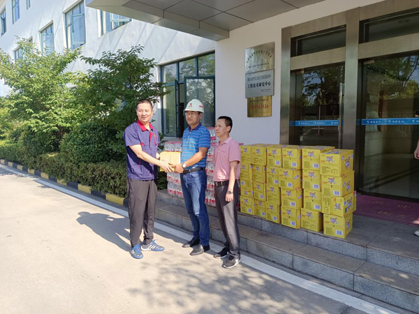 公司副總經(jīng)理到建材公司高溫慰問(wèn)  公司副總經(jīng)理到建材公司高溫慰問(wèn)