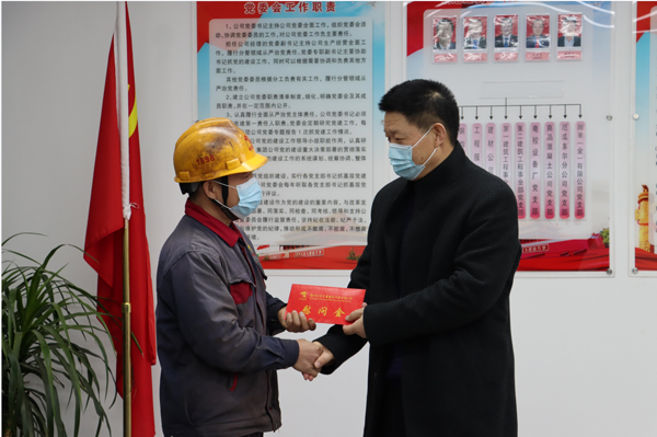 集團(tuán)公司黨委委員、副總經(jīng)理胡新付到公司走訪慰問