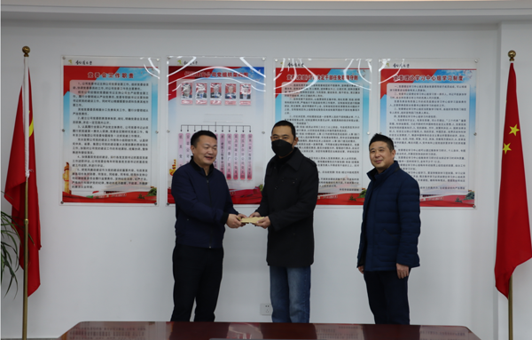 集團(tuán)公司黨委委員、副總經(jīng)理胡新付到公司走訪慰問