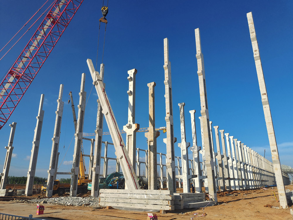 銅基新材料項(xiàng)目提前完成電解車(chē)間預(yù)制柱吊裝任務(wù) 銅基新材料項(xiàng)目提前完成電解車(chē)間預(yù)制柱吊裝任務(wù)